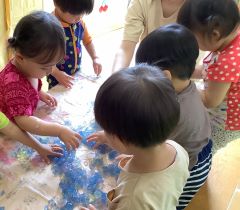 寒天を触っている子ども達
