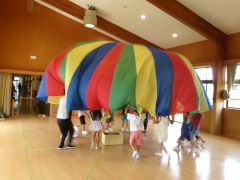 ホールでバルーンで遊んでいる子ども達