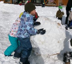 雪だるまを作っている子ども達