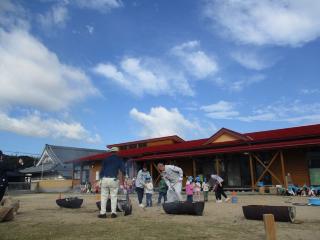 お芋を火の中に入れています