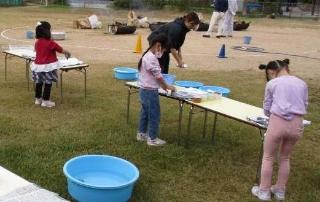 芋を包んでいます