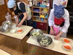 包丁を使って調理している