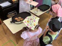 夏野菜のピザやカレーを作っている