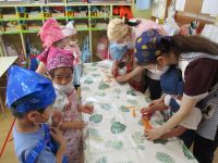 ピーラーでにんじんの皮をむいている