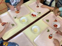 ケチャップを塗っている様子