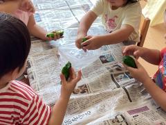 ピーマンの種取りをしている