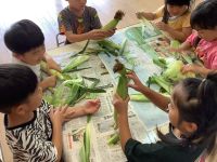 とうもろこしの皮むきをしている