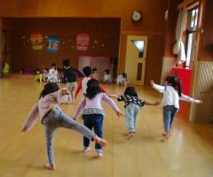 ホールでリズム運動をしている子ども達