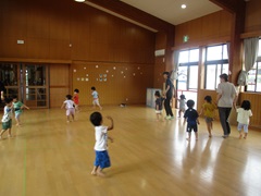ホールでリズム運動をしている子ども達