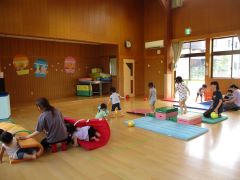 子ども達が運動遊びをしているホール全景
