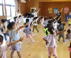 ホールで体操している子ども達