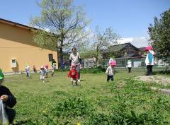 園庭で遊ぶ子ども達