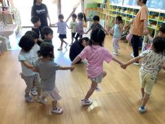 わらべ歌遊びをしています