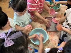 寒天を触っている様子