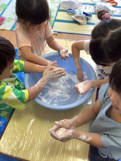 片栗粉を触る様子