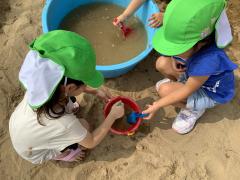 泥水を使ってままごとをしている様子