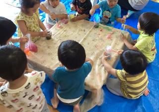 カップの中に寒天を入れて遊んでいます