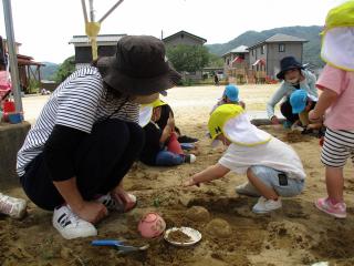 砂遊びをしています