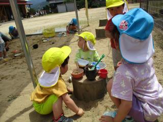 砂遊びをしています