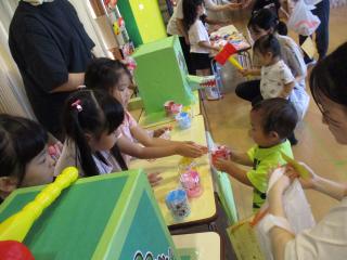 子どもが景品をもらっています