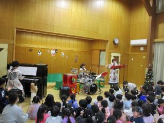 演奏を楽しんでいます。