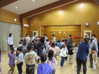 演奏を聞いています。