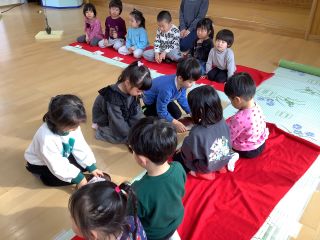 お茶をお運びする子ども