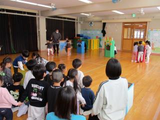 ボールを運んでリレーしている