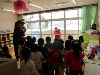 鬼に豆を投げている