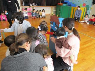 鬼の的にボールを当てている