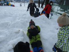 雪山に登ったり、滑り下りて遊んでいます。