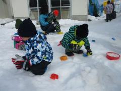 雪で型取りを楽しんでいます。