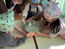 ホットケーキの元とほうれん草のペーストを混ぜてる