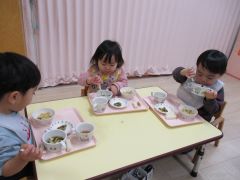 しいたけの給食を食べています。
