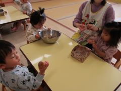 しいたけの軸を取っています。