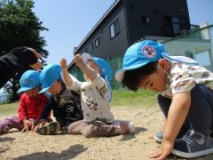 園庭のじゃりで遊んでいるところです。