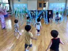 テープをくぐっています。