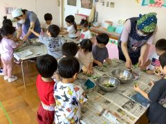ピーマンの種取りをしています