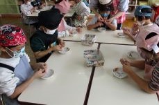 煮干しのわたをとっています