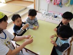 さつま芋を手で潰しています。