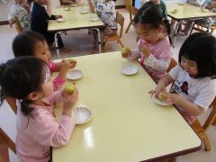 茶巾絞りを食べています。