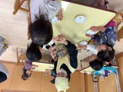 しいたけの軸取りをしています。