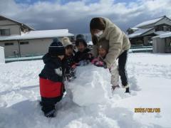 雪だるまを作っています。