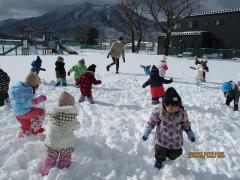 雪の中を走っています。