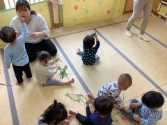 コバンソウで遊んでいます。