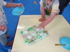 氷を触って冷たさを感じています。