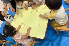 小麦粉粘土で遊びます。
