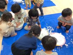 雪に触れて遊んでいます。