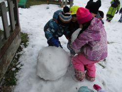 雪だるまを作っています