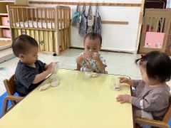 小麦粉粘土に触れて遊んでいます。